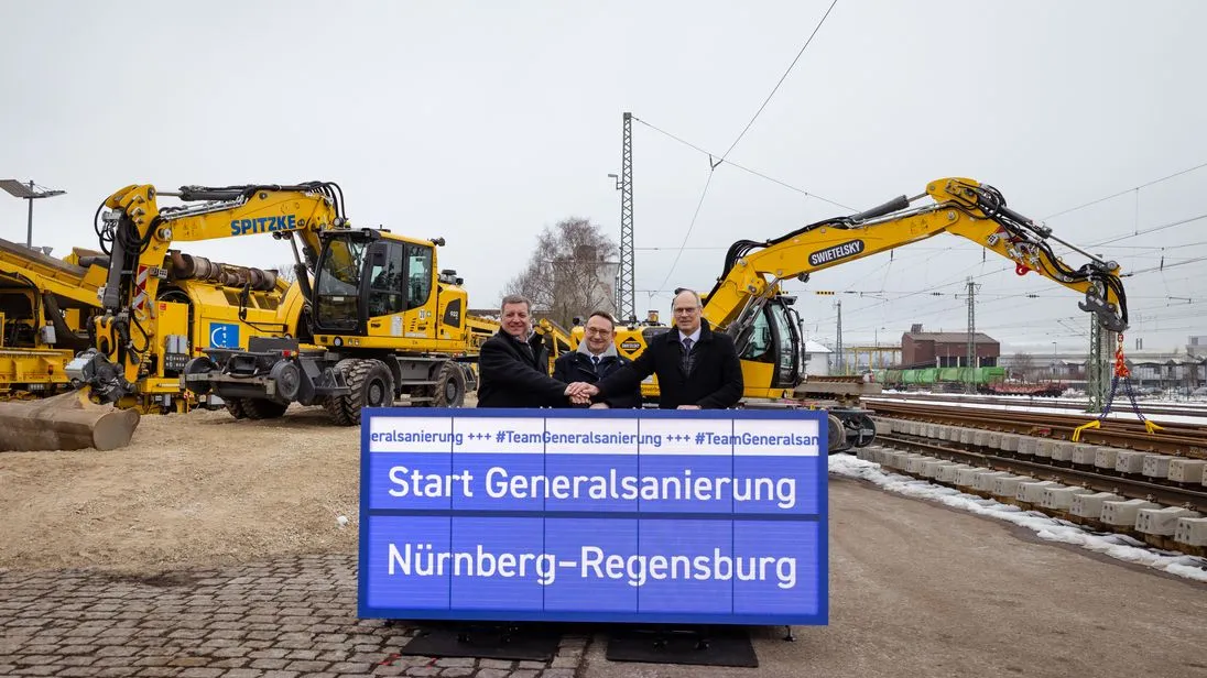 Die DB InfraGO beginnt mit der Generalsanierung der wichtigen Bahnstrecke Nürnberg – Regensburg. Gerd-Dietrich Bolte, Vorstand für Infrastrukturplanung und -projekte der DB InfraGO, der Parlamentarische Staatssekretär beim Bundesminister für Verkehr, Ulrich Lange, und der Bayerische Verkehrsminister Christian Bernreiter haben heute Mittag in Neumarkt (Oberpfalz) auf einer der rund 60 Baustelleneinrichtungsflächen das offizielle Startsignal gegeben.