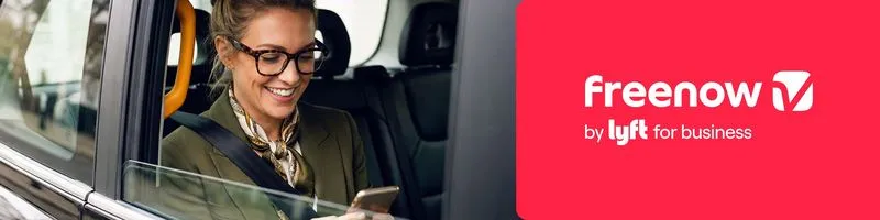 Geschäftsfrau im Auto mit Smartphone