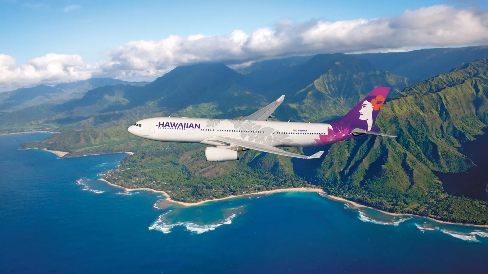 Der Airbus A330 der Hawaiian Airline fliegt über das Meer.