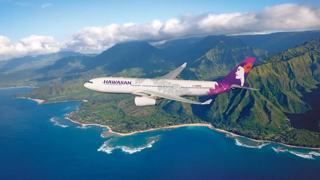 Der Airbus A330 der Hawaiian Airline fliegt über das Meer.