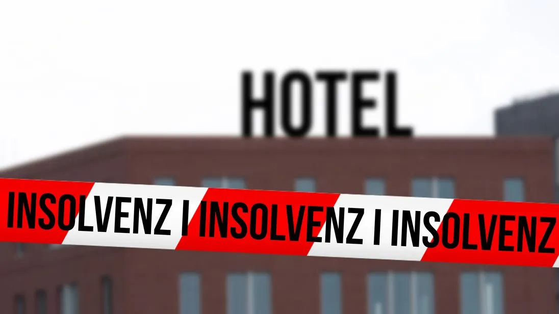 Hotel im Hintergrund und vorne ein rot-weißes Absperrband mit den Worten "Insolvenz".