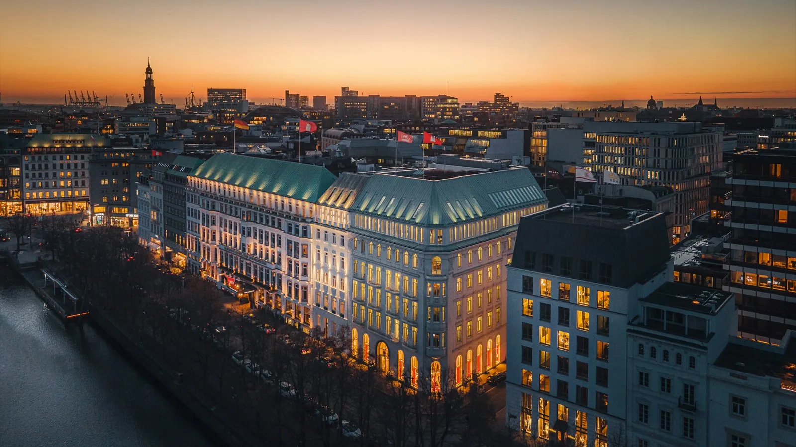 Außenansicht vom Hotel Vier Jahreszeiten in Hamburg