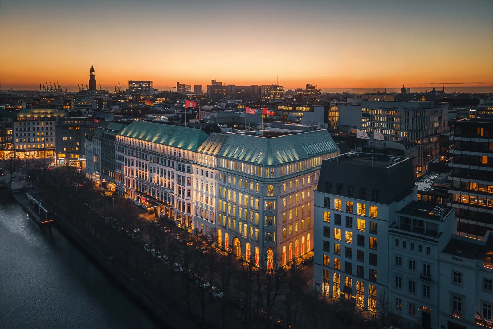 Außenansicht vom Hotel Vier Jahreszeiten in Hamburg