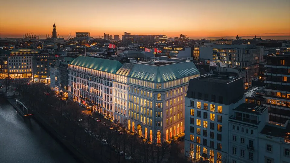Außenansicht vom Hotel Vier Jahreszeiten in Hamburg