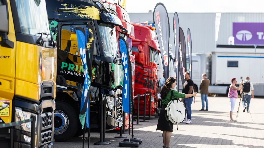 Verschiedene Lkw stehen auf einer Freifläche der IAA Transportation Messe in Hannover 2026.
