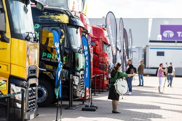 Verschiedene Lkw stehen auf einer Freifläche der IAA Transportation Messe in Hannover 2026.