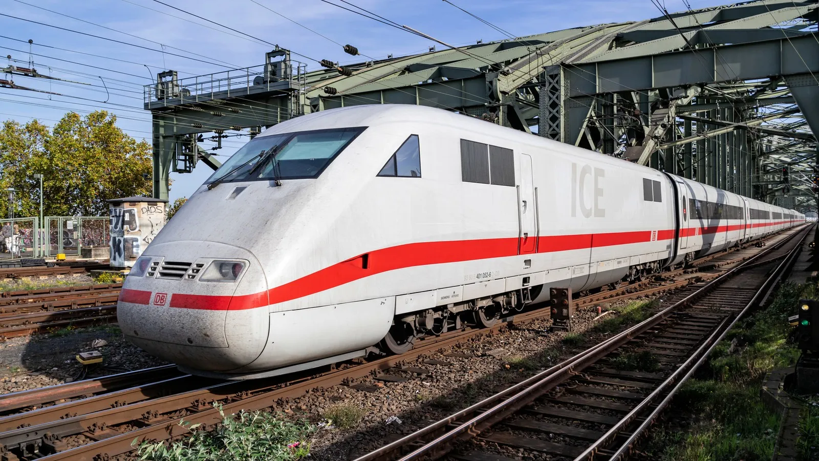 Vor 30 Jahren, am 29. Mai 1991, startete die Deutsche Bahn mit dem ICE1 ins Zeitalter der Hochgeschwindgkeitszüge (hier auf der Hohenzollernbrücke in Köln).