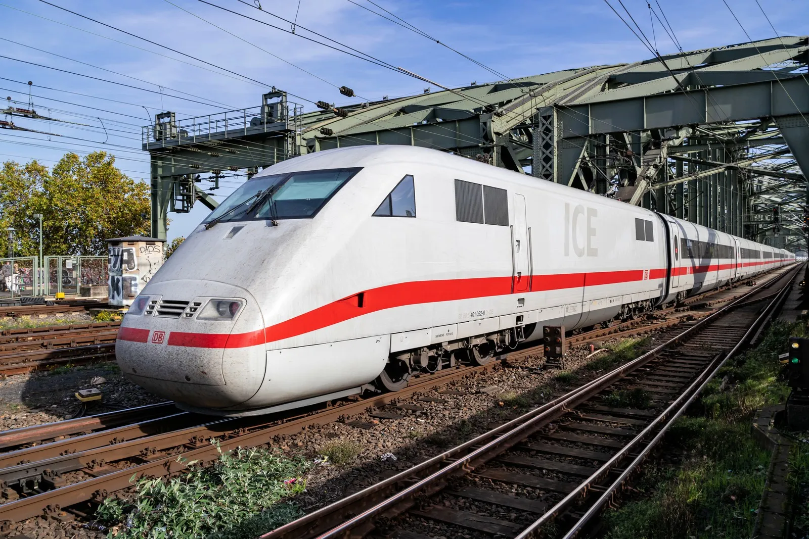 Vor 30 Jahren, am 29. Mai 1991, startete die Deutsche Bahn mit dem ICE1 ins Zeitalter der Hochgeschwindgkeitszüge (hier auf der Hohenzollernbrücke in Köln).