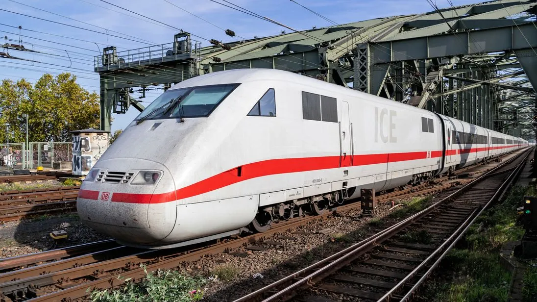 Vor 30 Jahren, am 29. Mai 1991, startete die Deutsche Bahn mit dem ICE1 ins Zeitalter der Hochgeschwindgkeitszüge (hier auf der Hohenzollernbrücke in Köln).