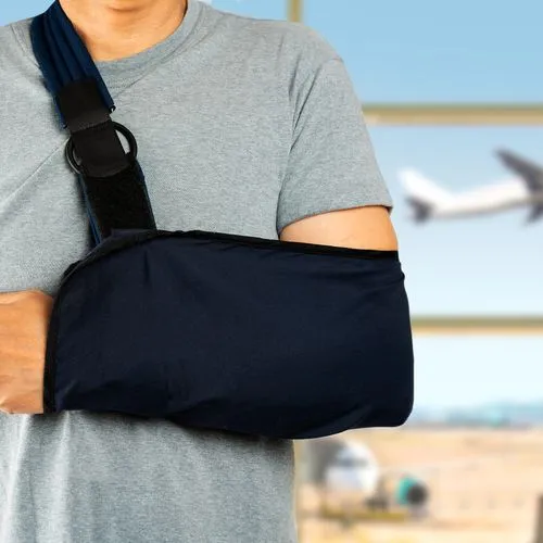 Mann mit gebrochenen Arm am Flughafen.