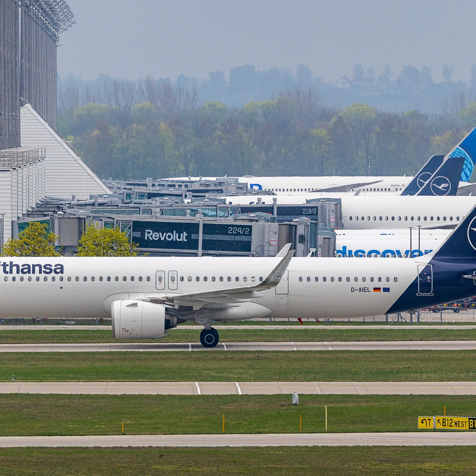 Ein Flugzeug der Lufthansa wird am Flughafen München mit einem Schlepper auf dem Vorfeld abgestellt.