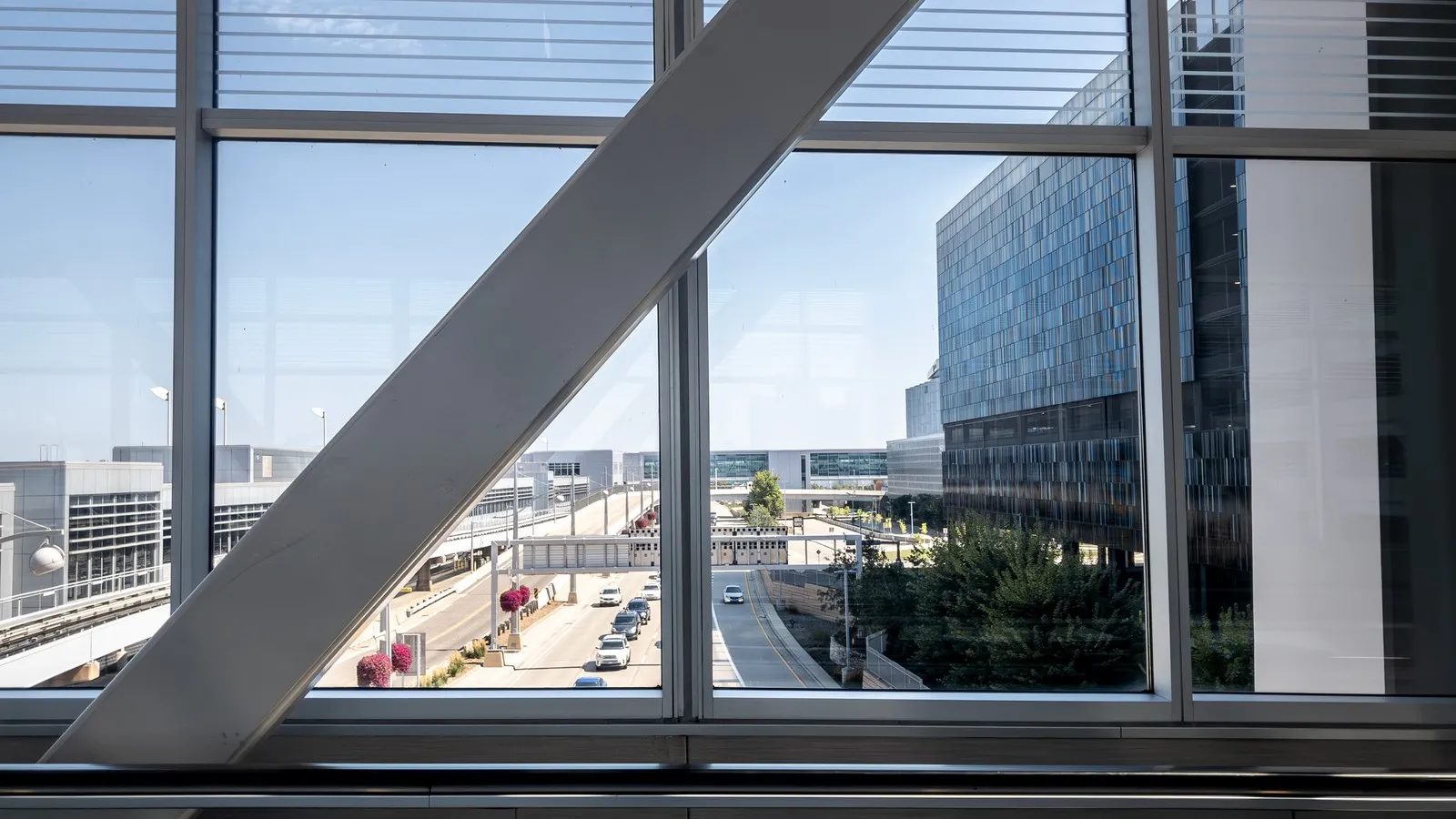 Blick auf den Tower der Flugsicherung des Flughafens Minneapolis-St. Paul International (MSP)