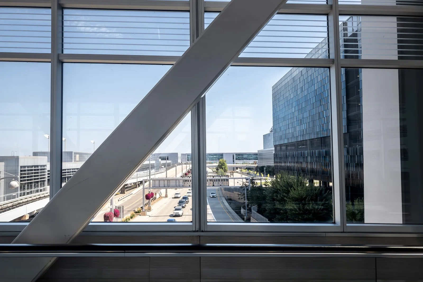 Blick auf den Tower der Flugsicherung des Flughafens Minneapolis-St. Paul International (MSP)