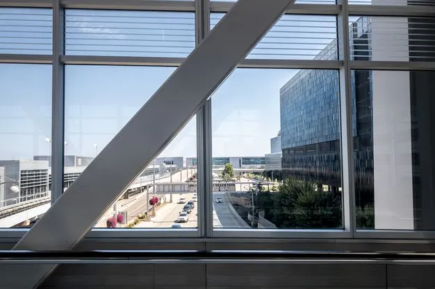 Blick auf den Tower der Flugsicherung des Flughafens Minneapolis-St. Paul International (MSP)