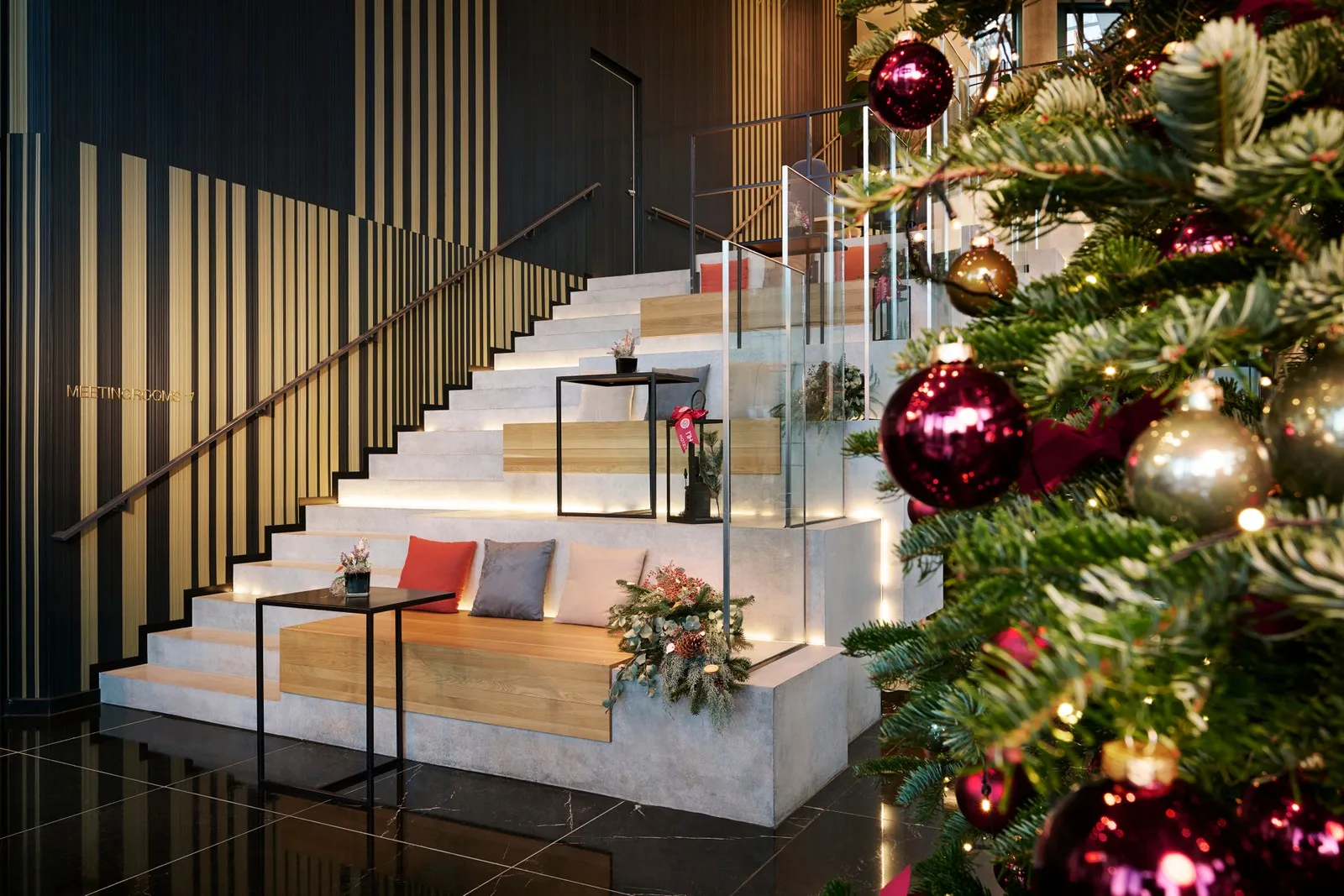 Im NH Minor Hotel in Frankfurt ist die Treppe schön weihnachtlich mit Christbaum, Kissen und Lichtern dekoriert.