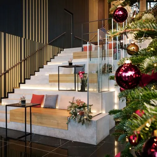 Im NH Minor Hotel in Frankfurt ist die Treppe schön weihnachtlich mit Christbaum, Kissen und Lichtern dekoriert.