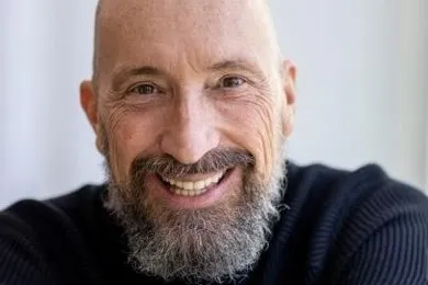 Olaf Philipp Beck lächelt in die Kamera.