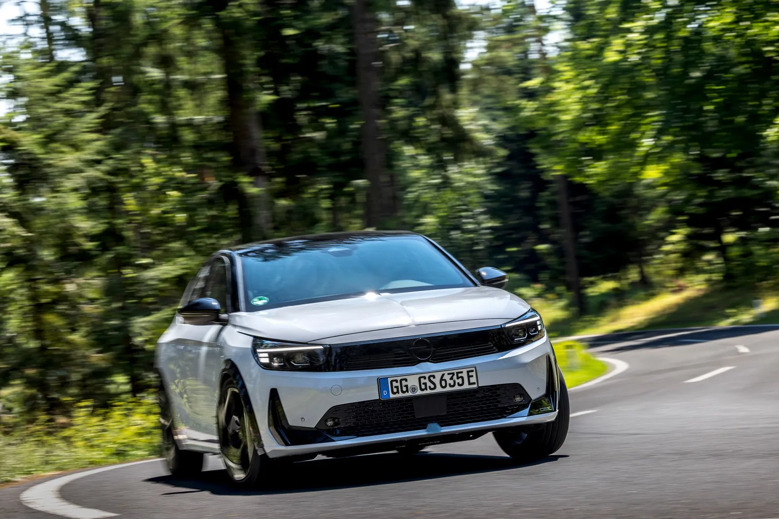 Die Opel-Ingenieure haben dem 4,08 Meter langen, 1,77 Meter breiten und 1,43 Meter hohen Viertürer eine E-Maschine mit 207 kW (281 PS) verpasst.