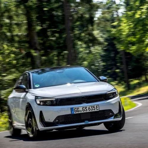 Die Opel-Ingenieure haben dem 4,08 Meter langen, 1,77 Meter breiten und 1,43 Meter hohen Viertürer eine E-Maschine mit 207 kW (281 PS) verpasst.