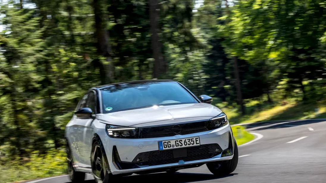 Die Opel-Ingenieure haben dem 4,08 Meter langen, 1,77 Meter breiten und 1,43 Meter hohen Viertürer eine E-Maschine mit 207 kW (281 PS) verpasst.