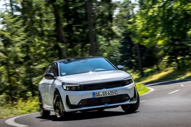 Die Opel-Ingenieure haben dem 4,08 Meter langen, 1,77 Meter breiten und 1,43 Meter hohen Viertürer eine E-Maschine mit 207 kW (281 PS) verpasst.