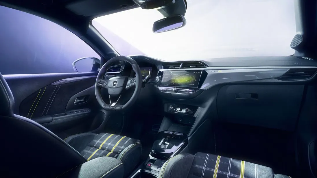 Das Cockpit ist auf den Platz am Steuer ausgerichtet. Unterhalb des zentralen Displays gibt es einen Drehregler für die Lautstärke, darunter weitere für die Klimaautomatik.