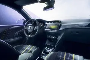Das Cockpit ist auf den Platz am Steuer ausgerichtet. Unterhalb des zentralen Displays gibt es einen Drehregler für die Lautstärke, darunter weitere für die Klimaautomatik.
