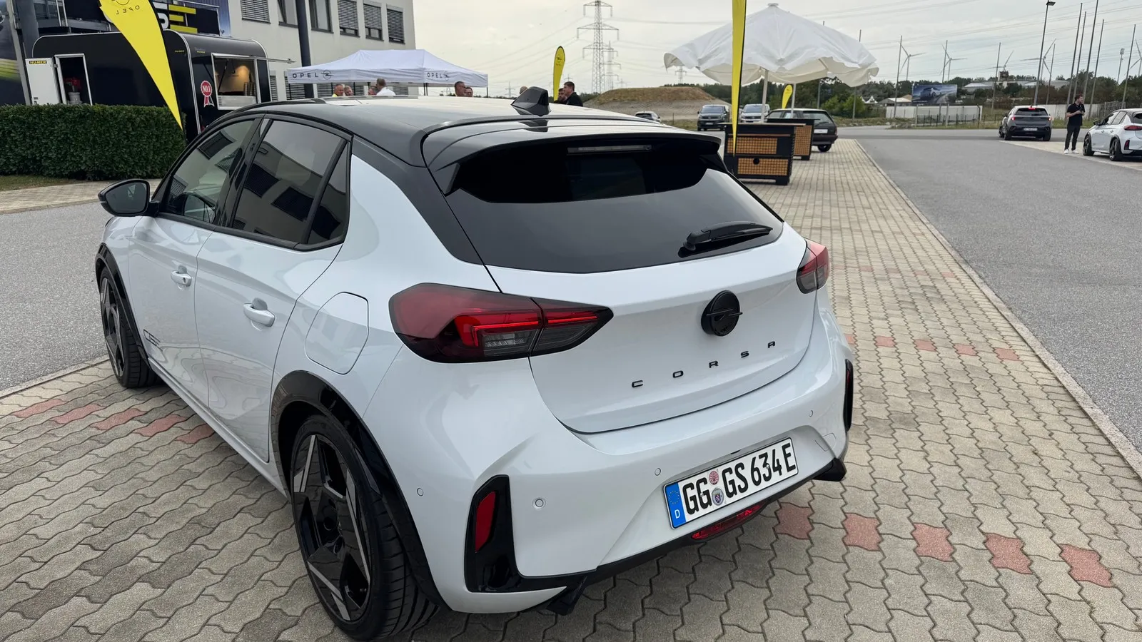 Der kleine Dachspoiler ist wichtig für die Aerodynamik.