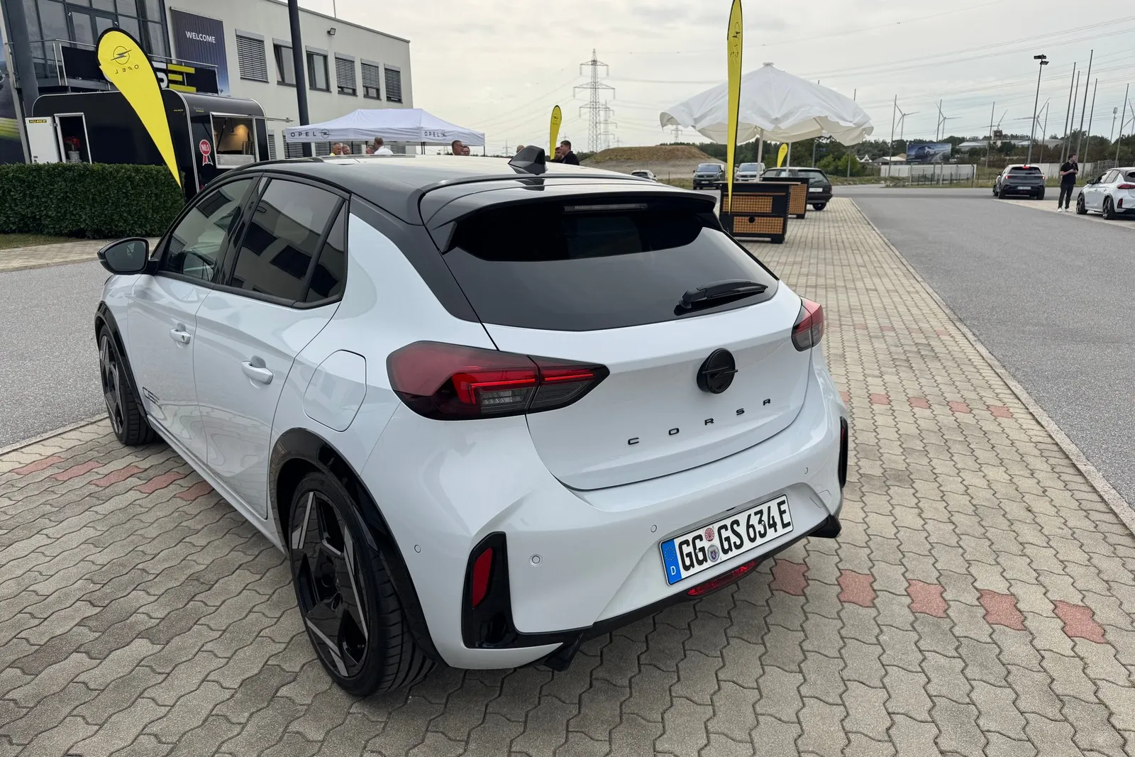 Der kleine Dachspoiler ist wichtig für die Aerodynamik.