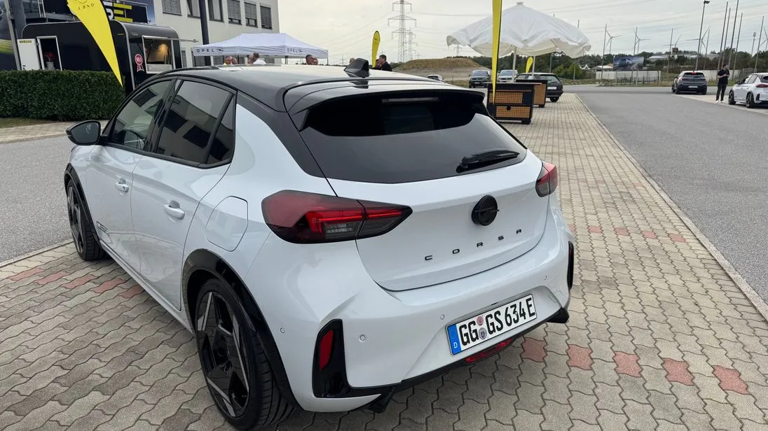 Der kleine Dachspoiler ist wichtig für die Aerodynamik.