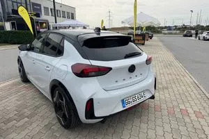 Der kleine Dachspoiler ist wichtig für die Aerodynamik.