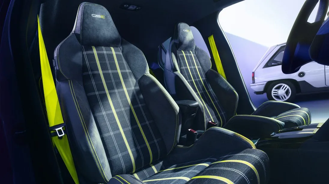 Die Sport-Sitze im Opel Corsa GSE sind schick bezogen, gut gepolstert und geben besten Halt.