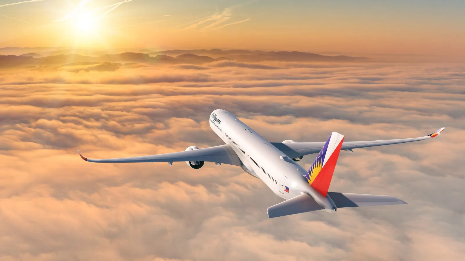 Ein Flugzeug der Philippine Airline (PAL) fliegt dem Sonnenuntergang entgegen.