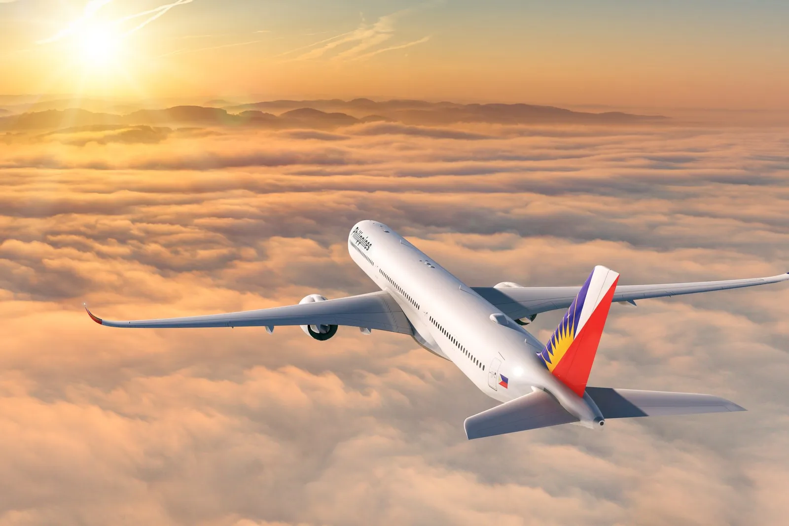 Ein Flugzeug der Philippine Airline (PAL) fliegt dem Sonnenuntergang entgegen.