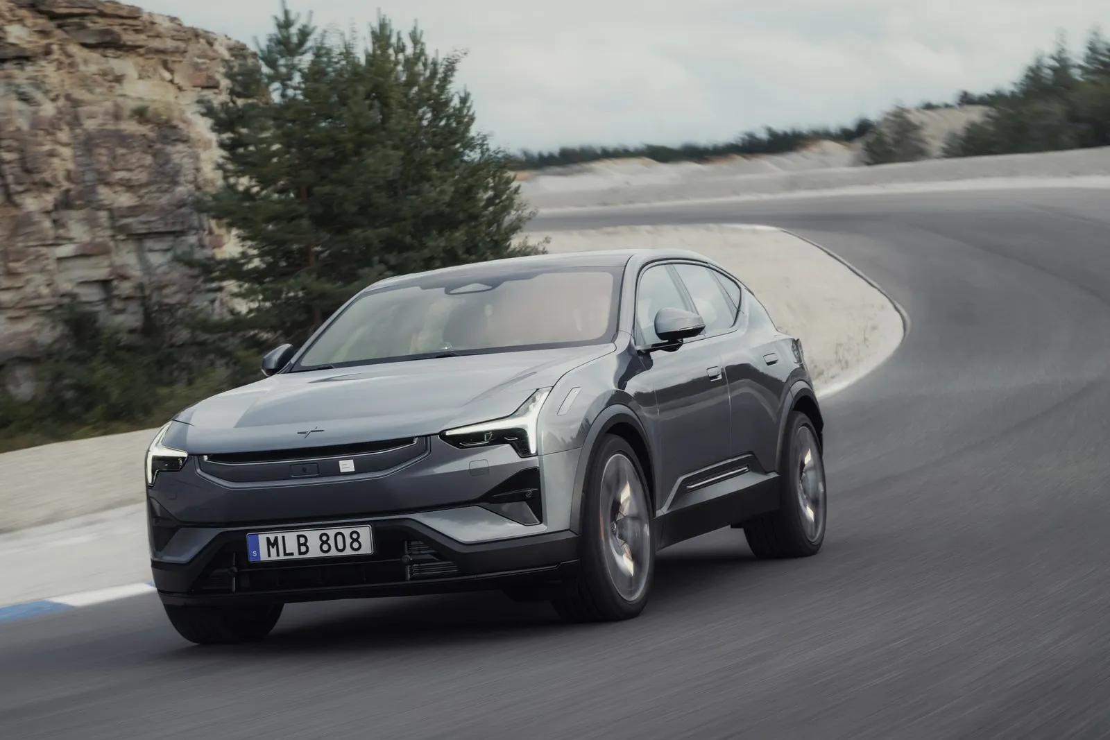 Der Polestar 3 ist ein 5-sitziger Elektro-SUV im E-Segment - hier fährt er eine Landstraße entlang.