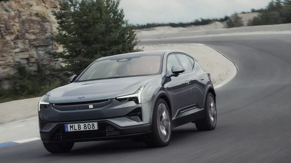 Der Polestar 3 ist ein 5-sitziger Elektro-SUV im E-Segment - hier fährt er eine Landstraße entlang.