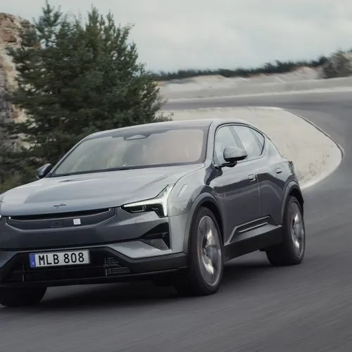Der Polestar 3 ist ein 5-sitziger Elektro-SUV im E-Segment - hier fährt er eine Landstraße entlang.