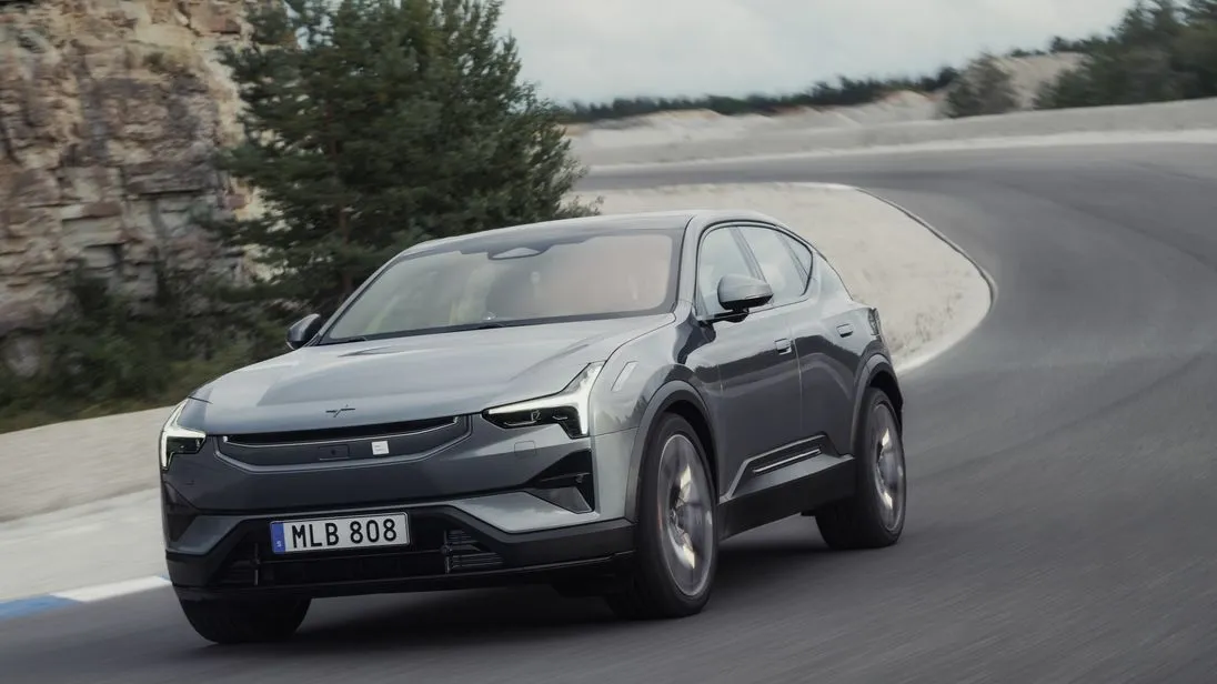 Der Polestar 3 ist ein 5-sitziger Elektro-SUV im E-Segment - hier fährt er eine Landstraße entlang.