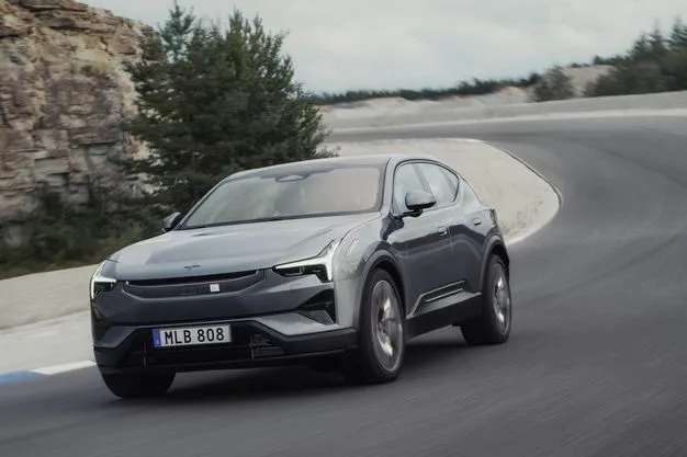 Der Polestar 3 ist ein 5-sitziger Elektro-SUV im E-Segment - hier fährt er eine Landstraße entlang.