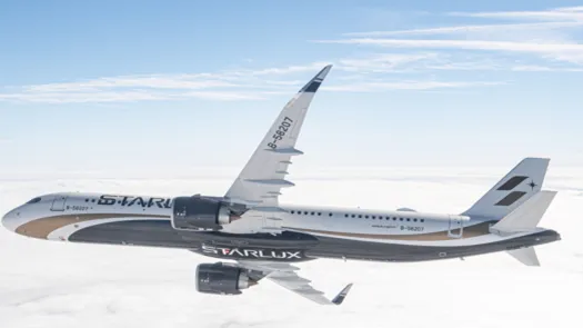 Starlux Flugzeug am Himnmel.