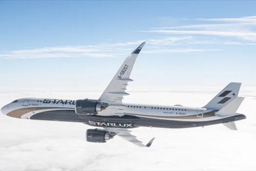 Starlux Flugzeug am Himnmel.