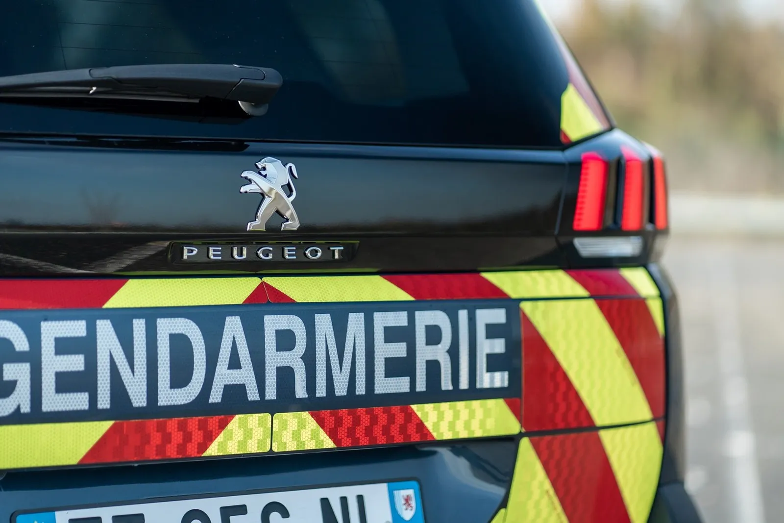 Französische Straßenkontrolle fährt mit einem Peugeot.