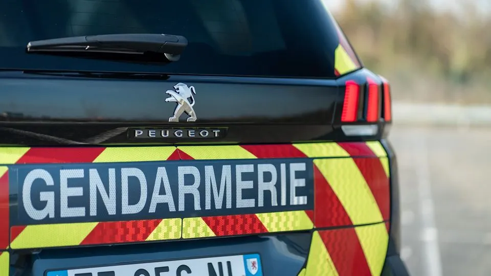 Französische Straßenkontrolle fährt mit einem Peogeot.