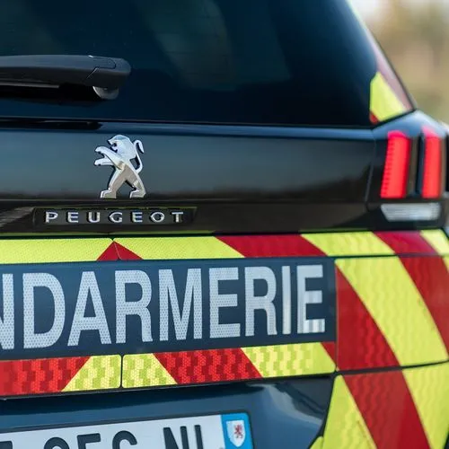 Französische Straßenkontrolle fährt mit einem Peogeot.