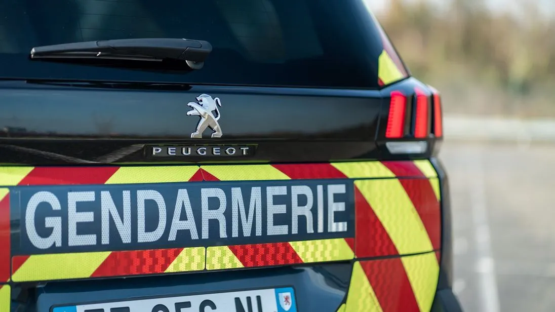 Französische Straßenkontrolle fährt mit einem Peogeot.