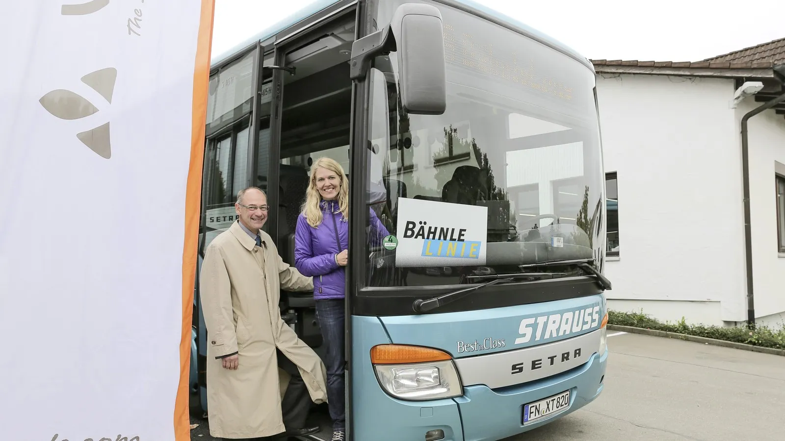 Geschäftsführerin Dr. Ante von Dewitz steht mit einer weiteren Person an einem Bus.