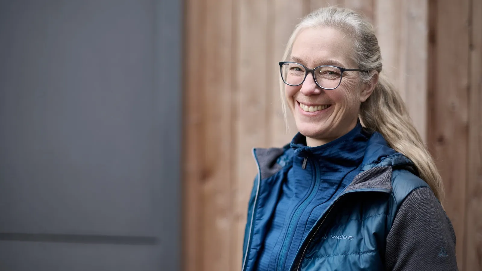 Hilke Patzwall, Leitung Nachhaltigkeitsmanagement bei Vaude, lacht in die Kamera.