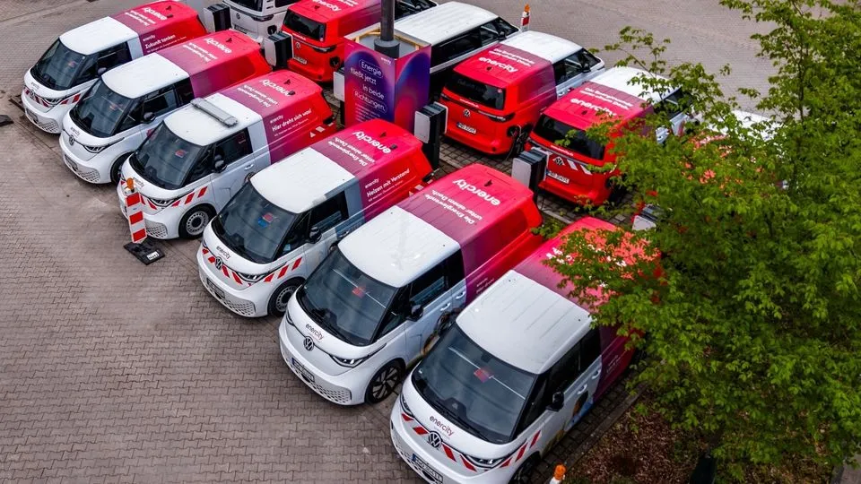Auf dem Gelände von Enercity stehen zwölf Nutzfahrzeuge.