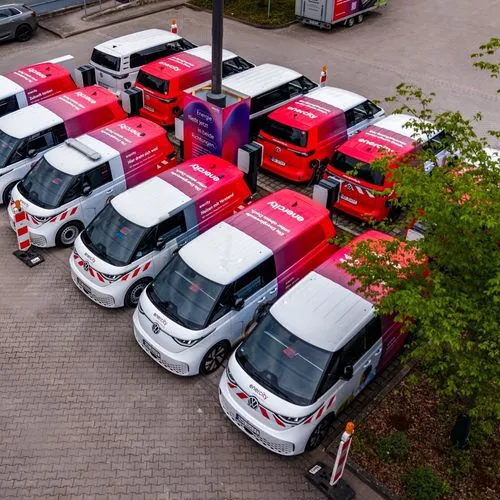 Auf dem Gelände von Enercity stehen zwölf Nutzfahrzeuge.