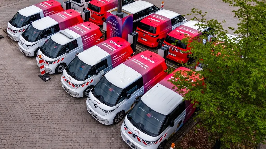 Auf dem Gelände von Enercity stehen zwölf Nutzfahrzeuge.